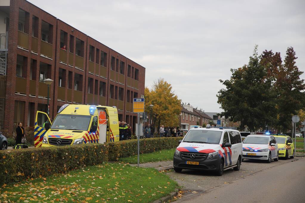 Traumahelikoper landt voor gewond persoon