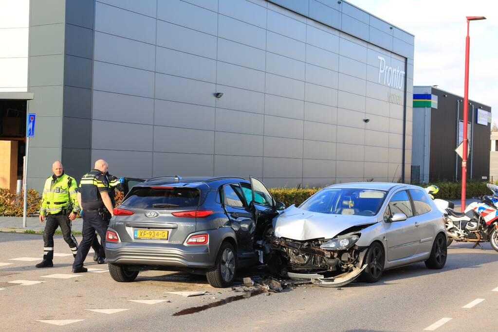 Veel schade bij botsing op kruispunt
