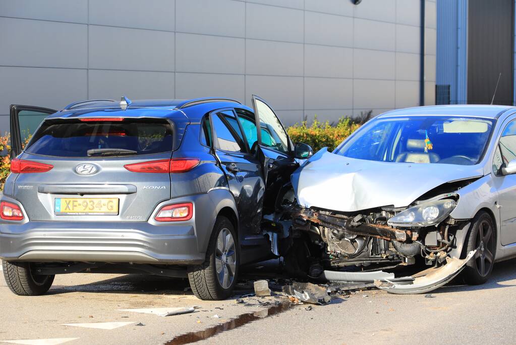 Veel schade bij botsing op kruispunt
