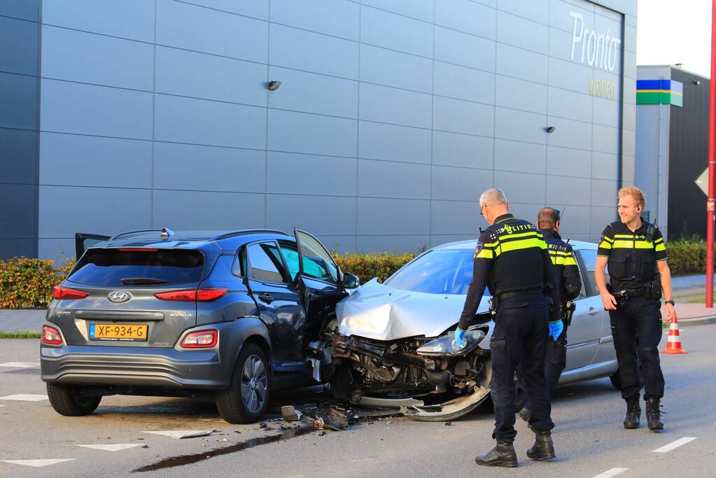 Veel schade bij botsing op kruispunt