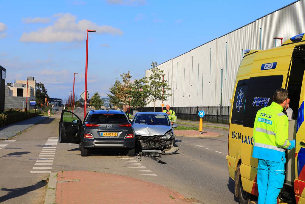 Veel schade bij botsing op kruispunt