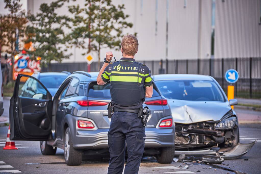 Veel schade bij botsing op kruispunt