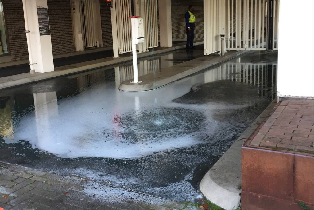 Hoogtebalk komt tegen sprinklerinstallatie met waterballet als gevolg