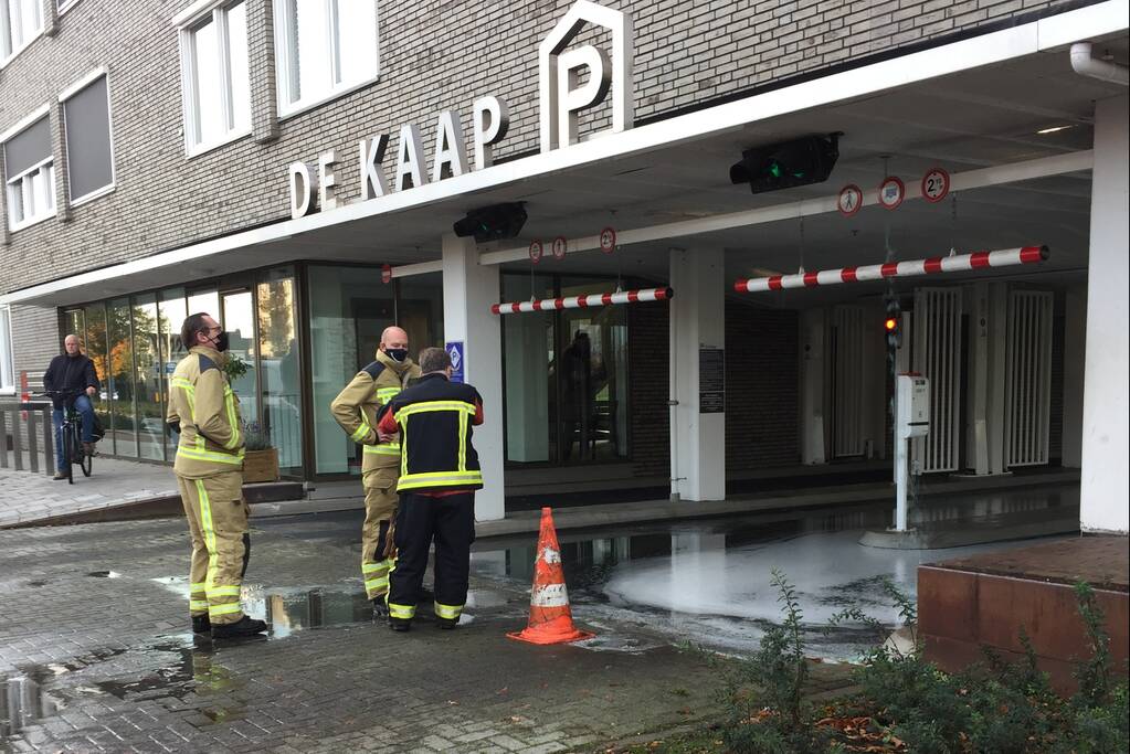 Hoogtebalk komt tegen sprinklerinstallatie met waterballet als gevolg