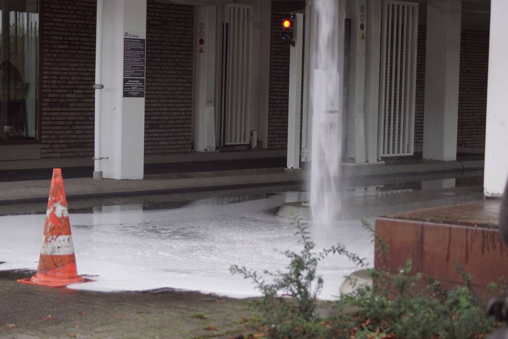 Hoogtebalk komt tegen sprinklerinstallatie met waterballet als gevolg