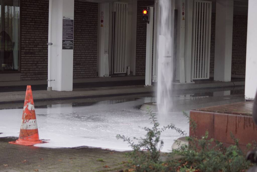Hoogtebalk komt tegen sprinklerinstallatie met waterballet als gevolg
