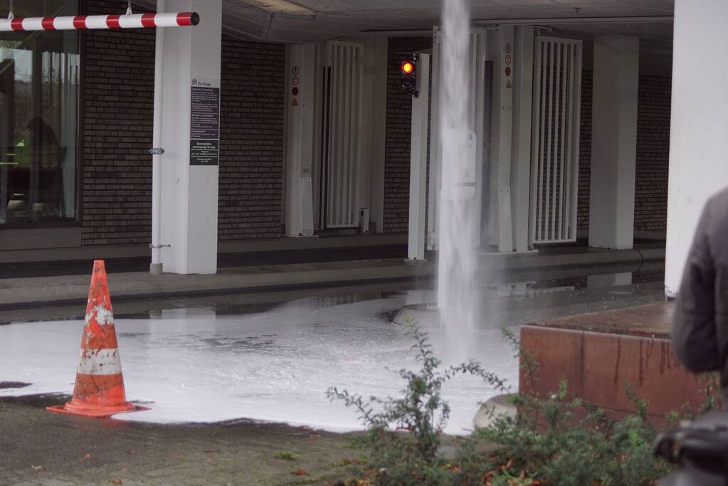 Hoogtebalk komt tegen sprinklerinstallatie met waterballet als gevolg