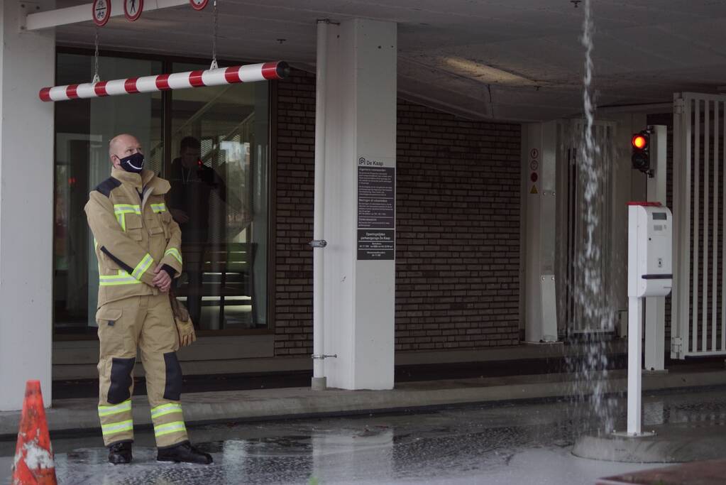 Hoogtebalk komt tegen sprinklerinstallatie met waterballet als gevolg