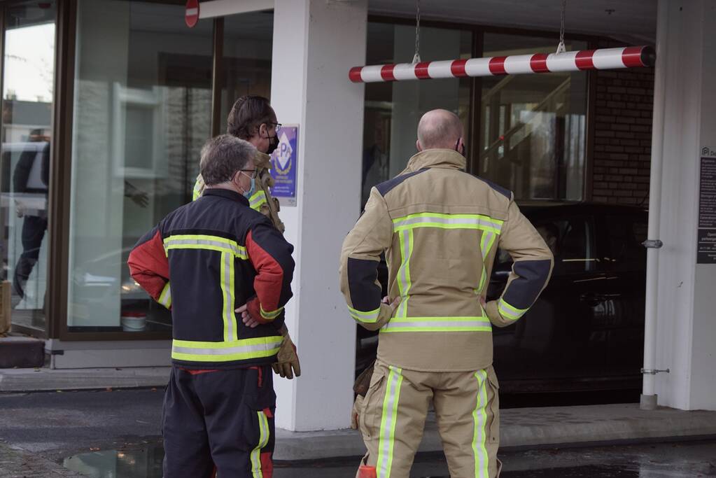 Hoogtebalk komt tegen sprinklerinstallatie met waterballet als gevolg
