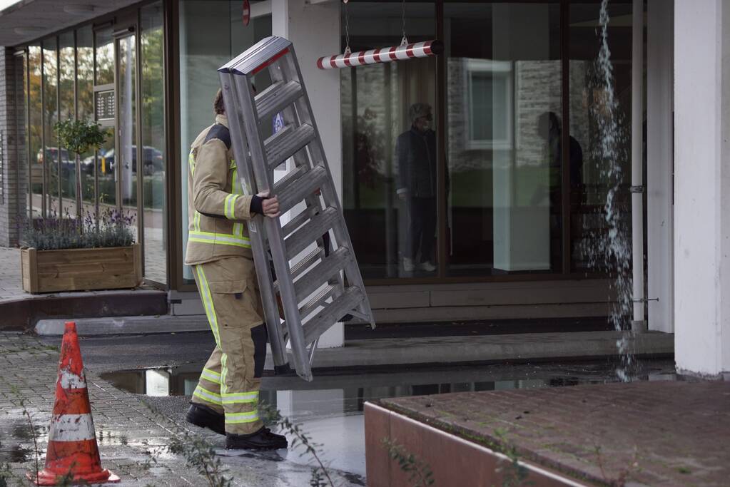 Hoogtebalk komt tegen sprinklerinstallatie met waterballet als gevolg
