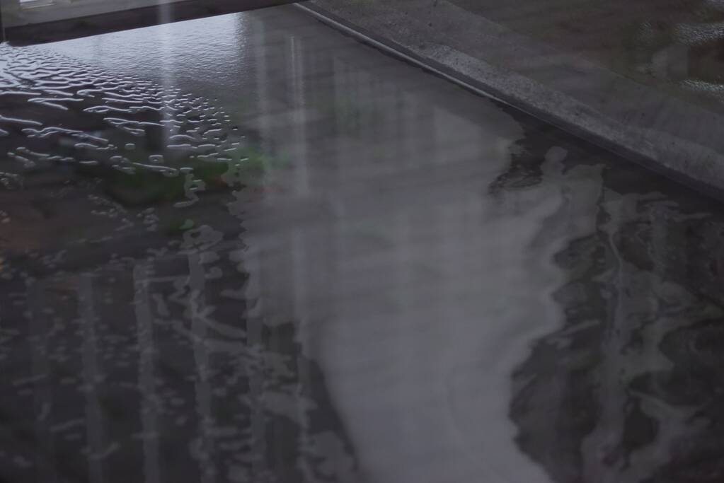 Hoogtebalk komt tegen sprinklerinstallatie met waterballet als gevolg