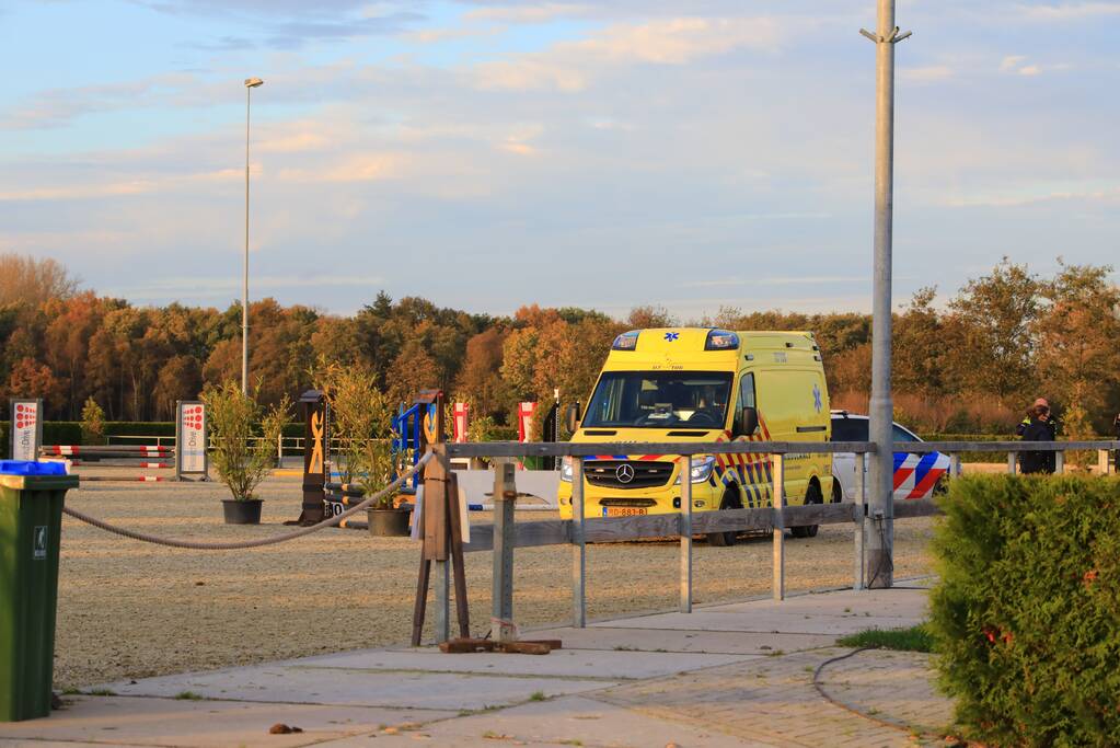 Persoon zwaargewond op paardenmanege