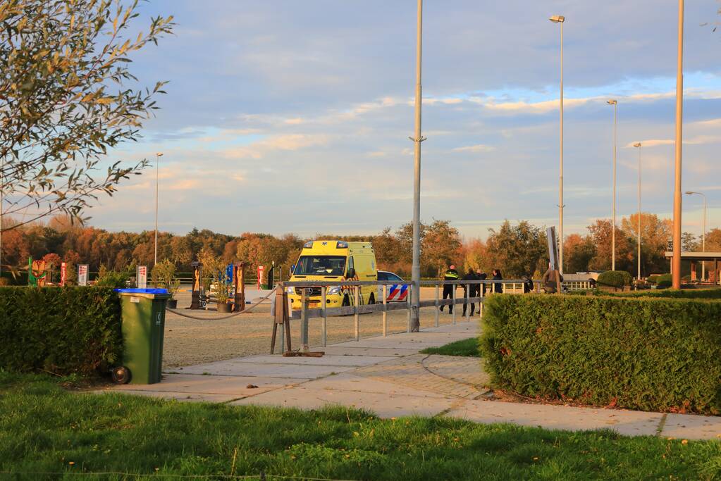 Persoon zwaargewond op paardenmanege