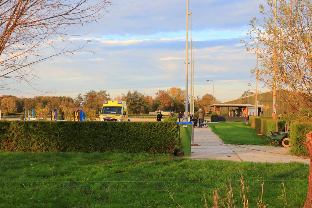 Persoon zwaargewond op paardenmanege