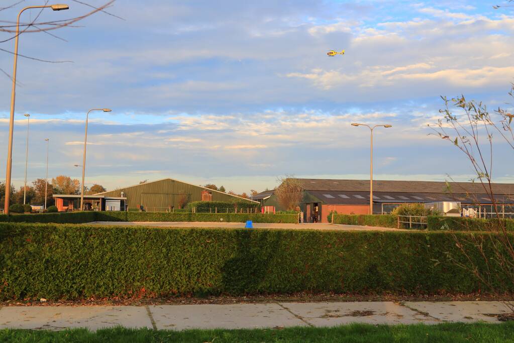 Persoon zwaargewond op paardenmanege