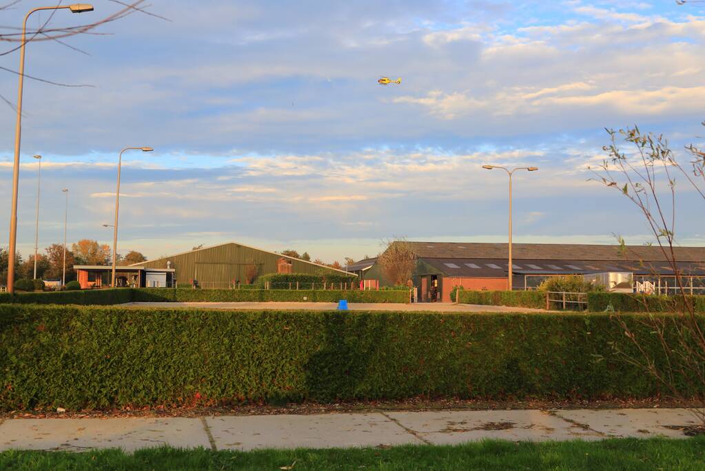 Persoon zwaargewond op paardenmanege