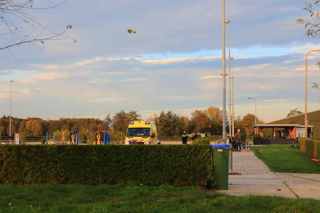Persoon zwaargewond op paardenmanege