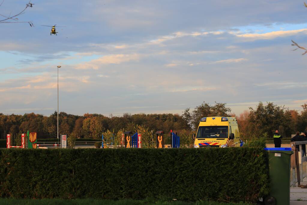 Persoon zwaargewond op paardenmanege