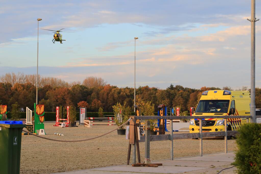 Persoon zwaargewond op paardenmanege