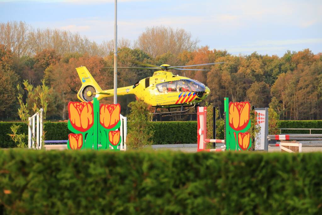 Persoon zwaargewond op paardenmanege