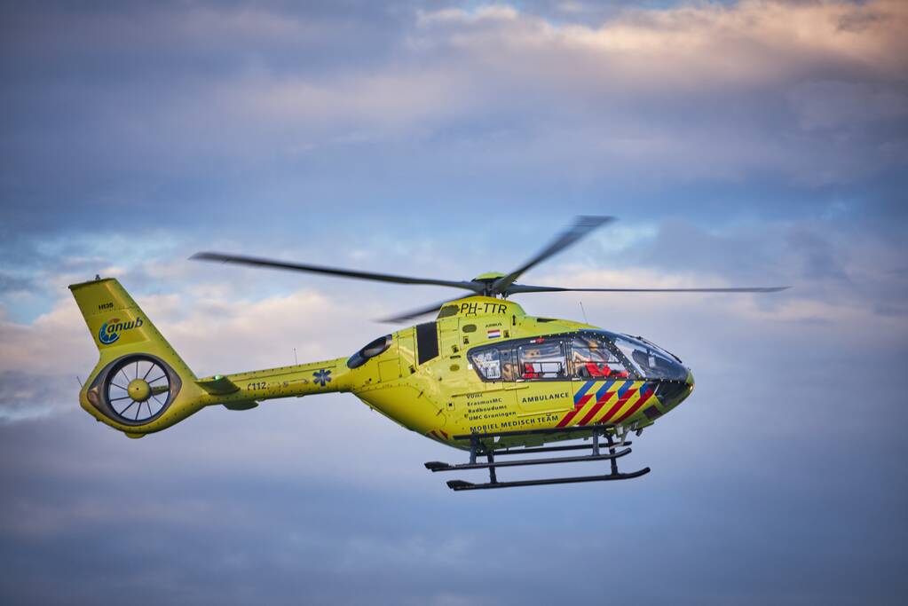 Persoon zwaargewond op paardenmanege