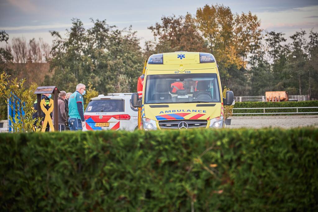 Persoon zwaargewond op paardenmanege