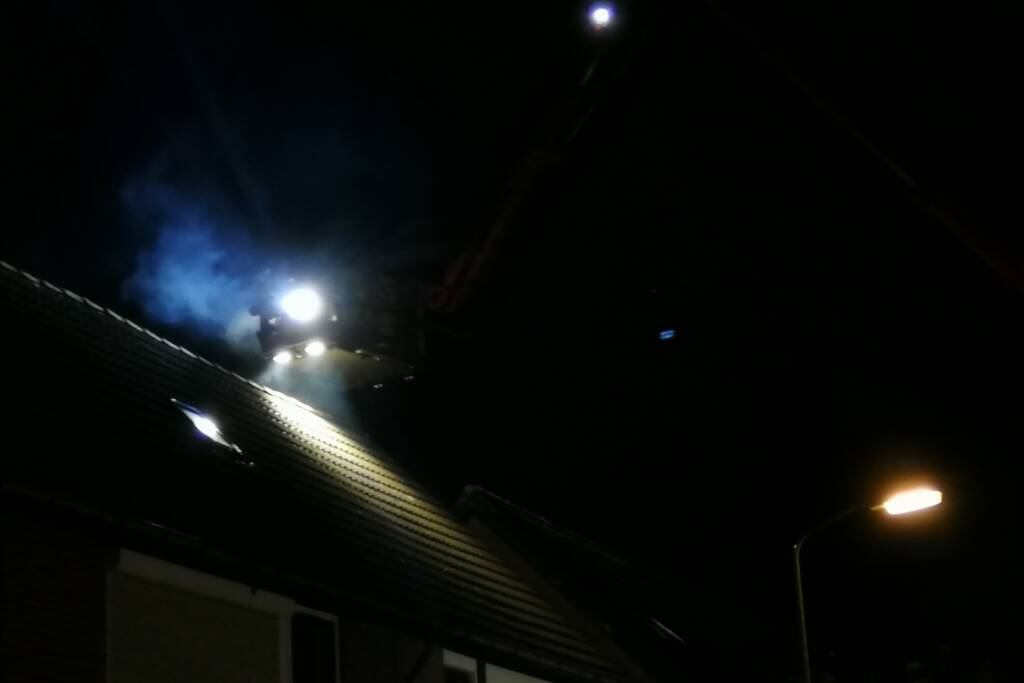 Brandweer blust schoorsteenbrand