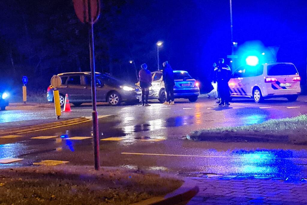 Twee auto's zien elkaar over het hoofd