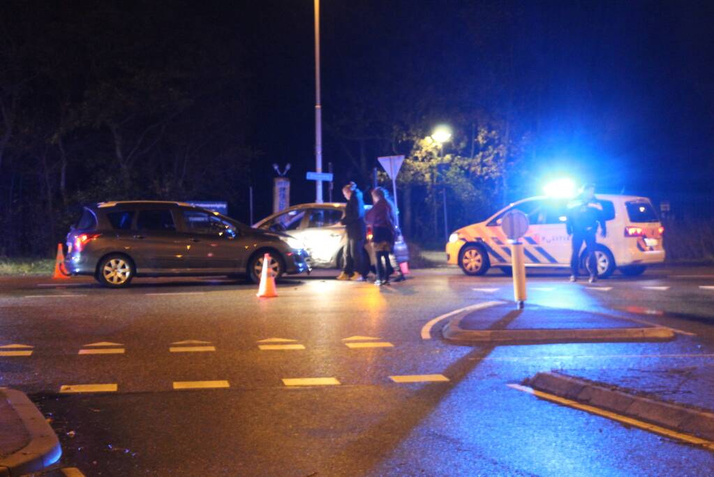 Twee auto's zien elkaar over het hoofd