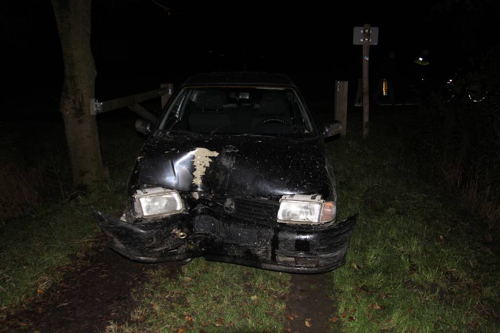 Jongeren botsen tegen boom tijdens crossen