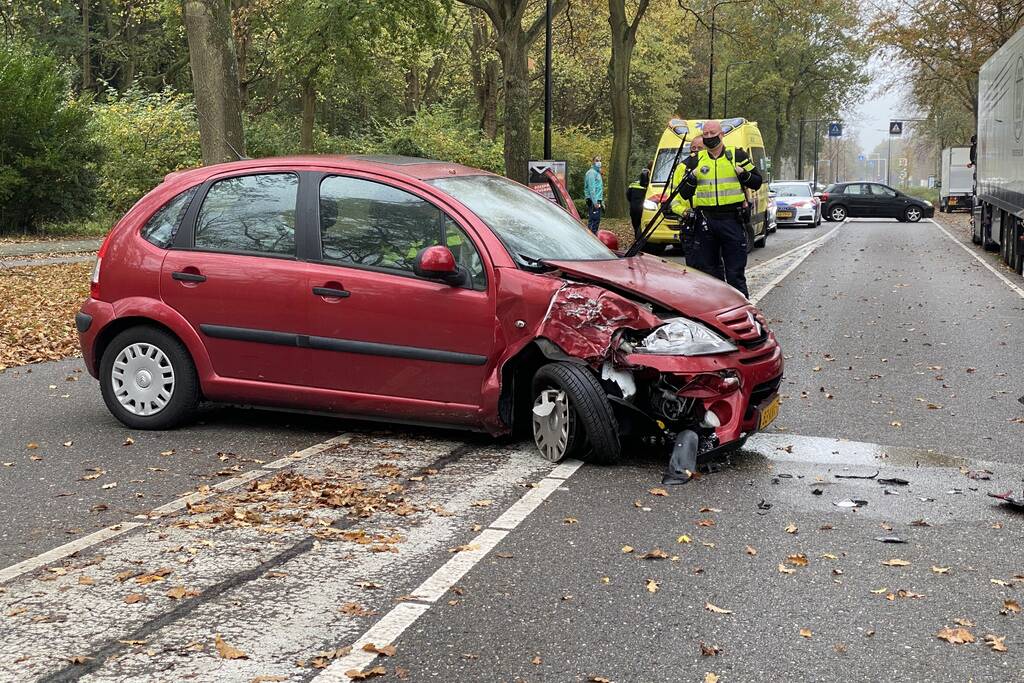 Automobilist botst op trailer van vrachtwagen
