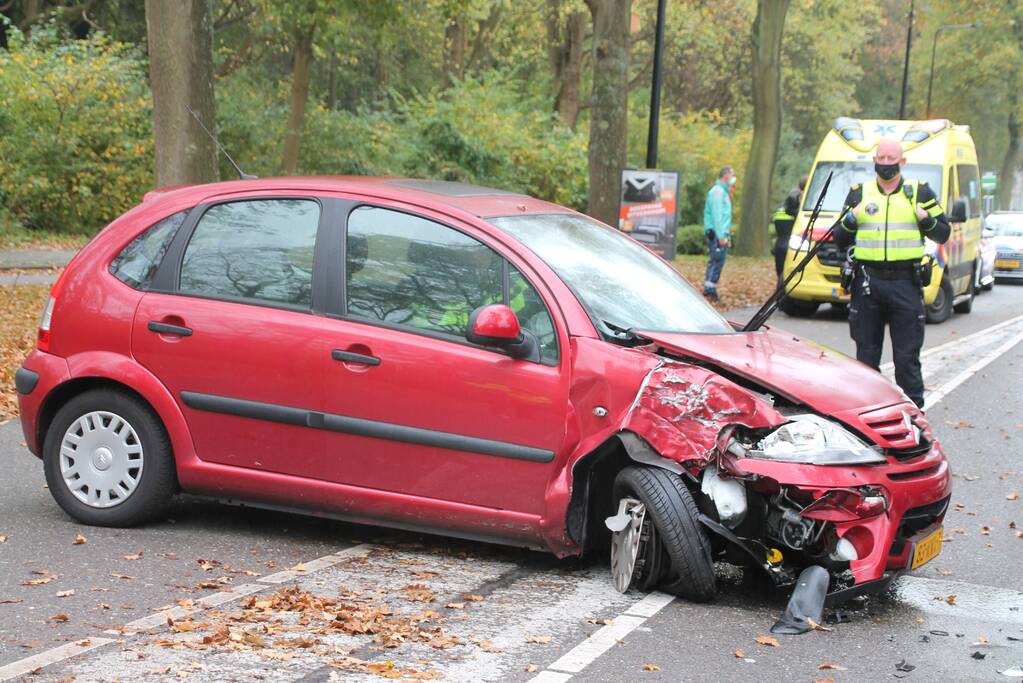 Automobilist botst op trailer van vrachtwagen