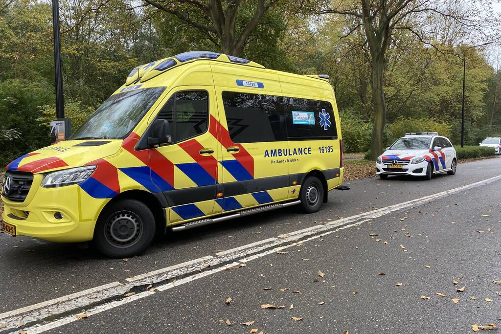 Automobilist botst op trailer van vrachtwagen