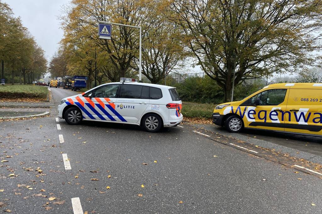 Automobilist botst op trailer van vrachtwagen