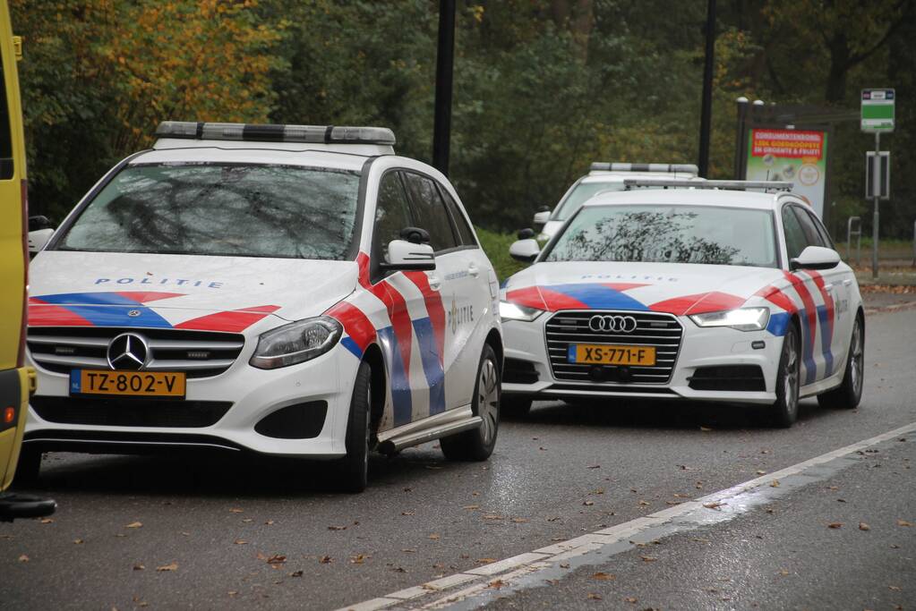 Automobilist botst op trailer van vrachtwagen