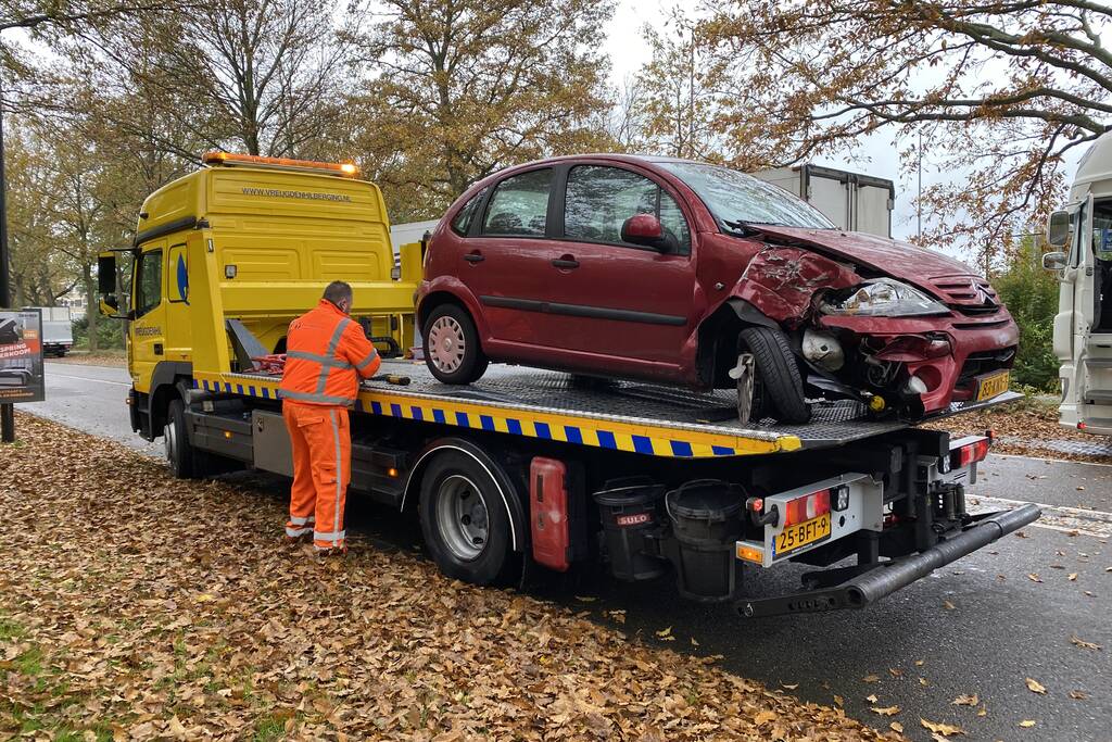 Automobilist botst op trailer van vrachtwagen