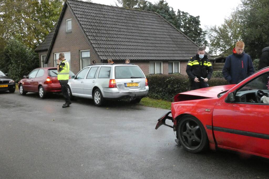 Drie auto's betrokken bij kop-staart aanrijding