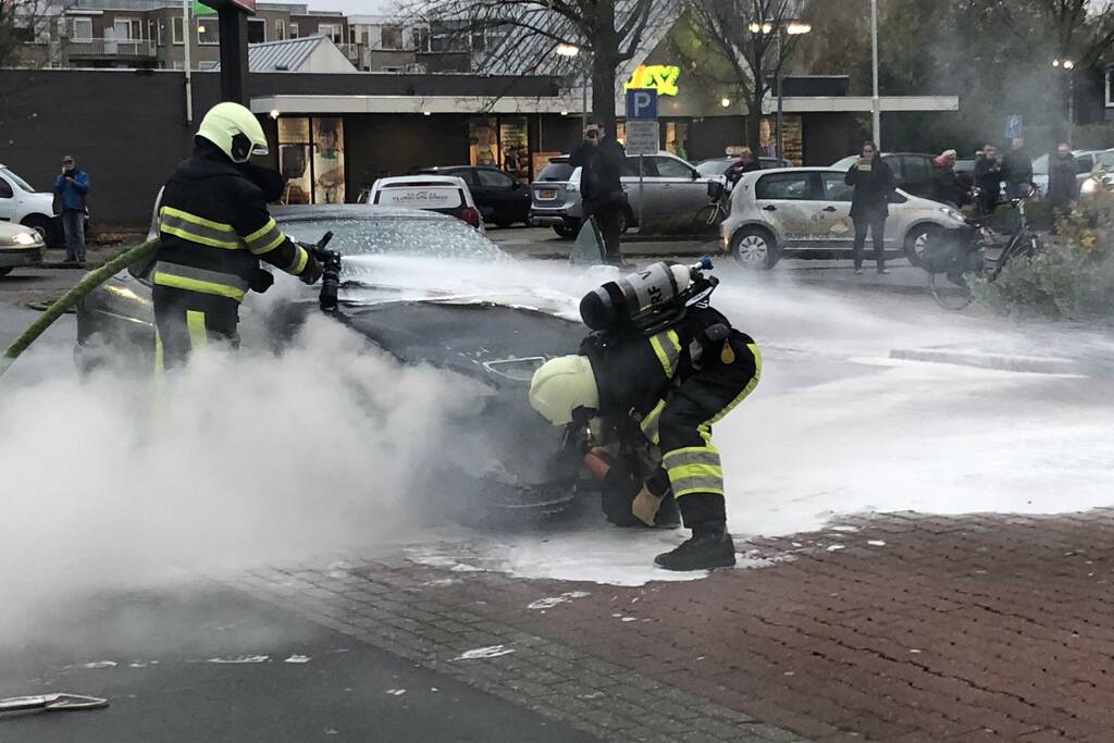 Veel rook bij autobrand