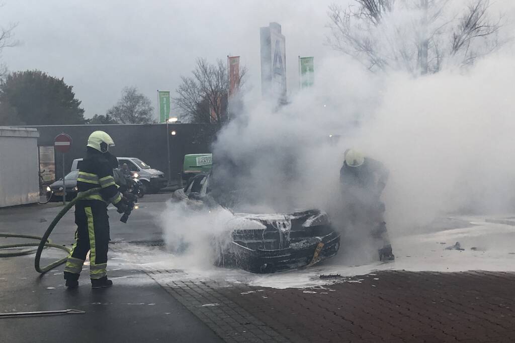 Veel rook bij autobrand