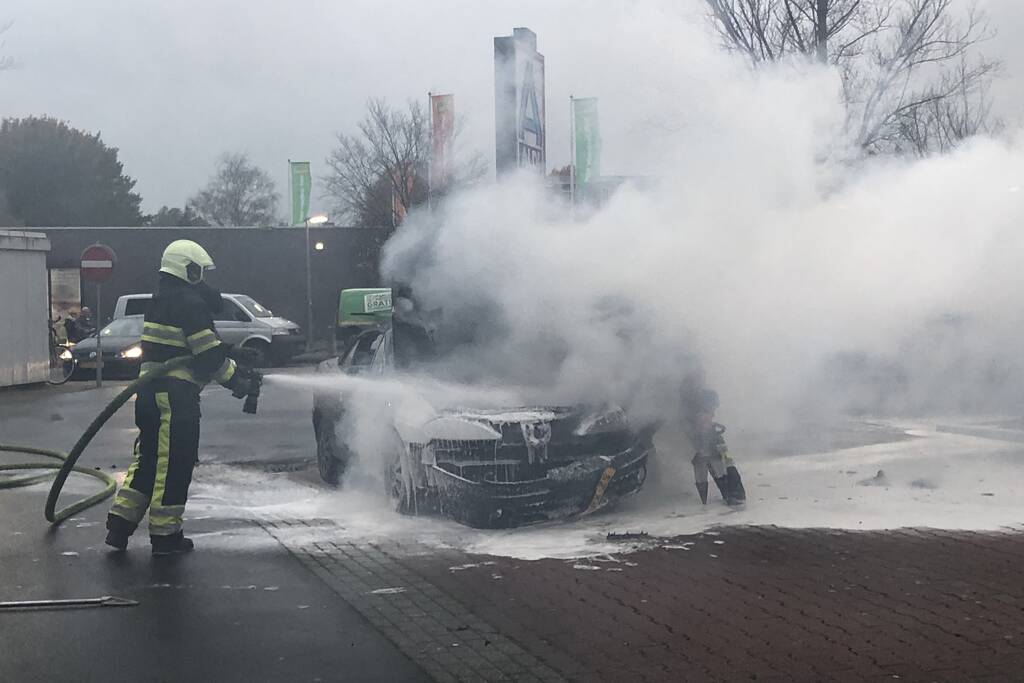 Veel rook bij autobrand