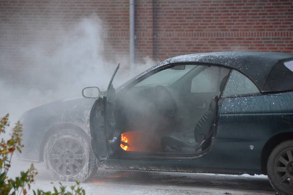 Veel rook bij autobrand