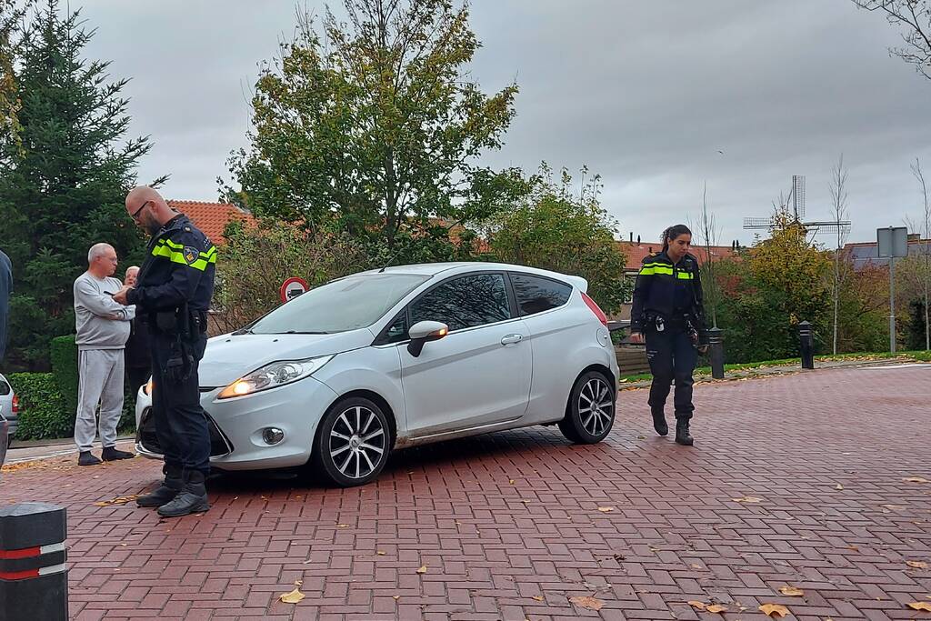 Twee auto's bertokken bij kop-staart botsing