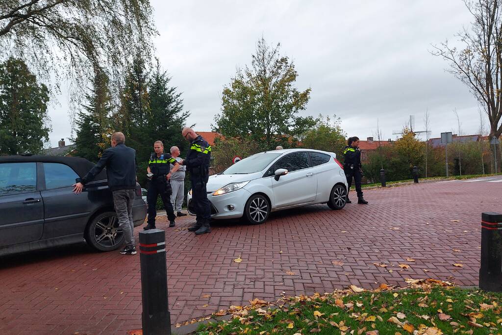 Twee auto's bertokken bij kop-staart botsing