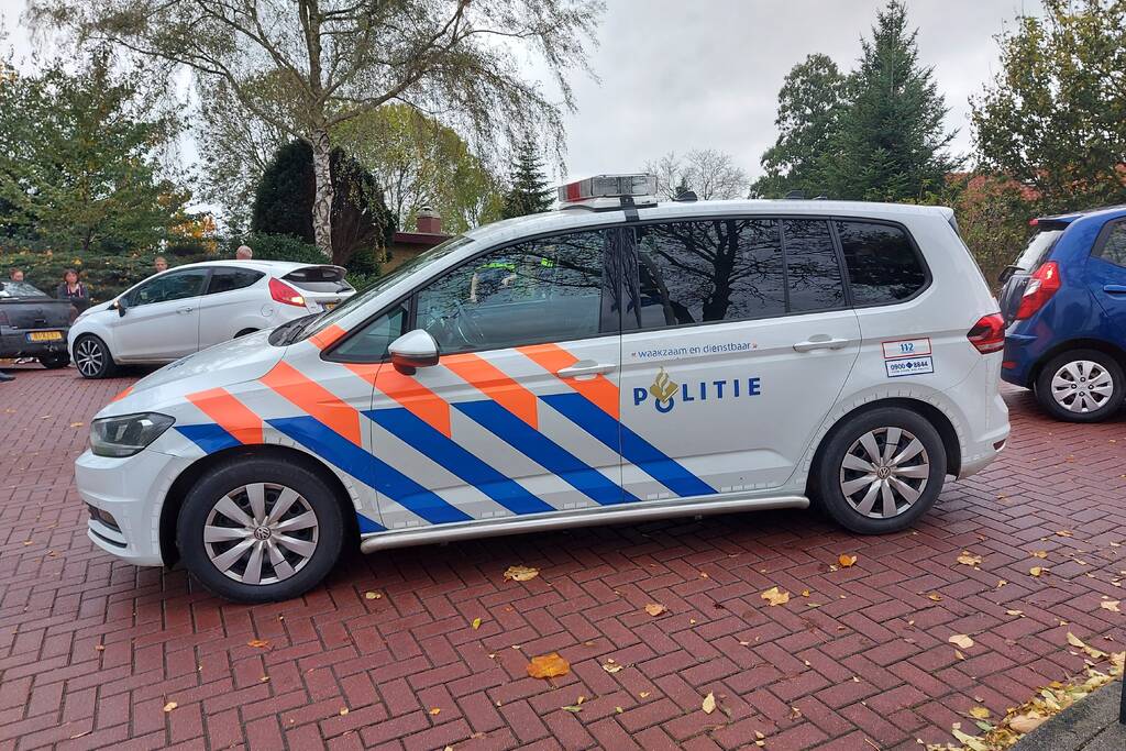 Twee auto's bertokken bij kop-staart botsing