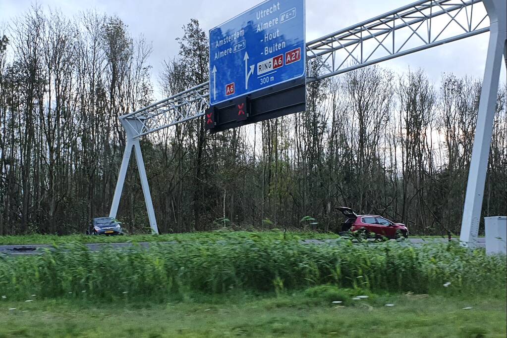Snelweg afgesloten door ongeval met meerdere voertuigen