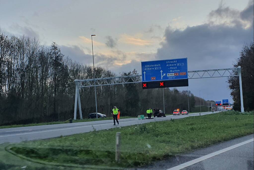 Snelweg afgesloten door ongeval met meerdere voertuigen