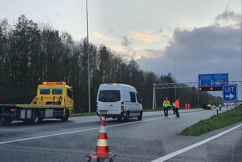 Snelweg afgesloten door ongeval met meerdere voertuigen