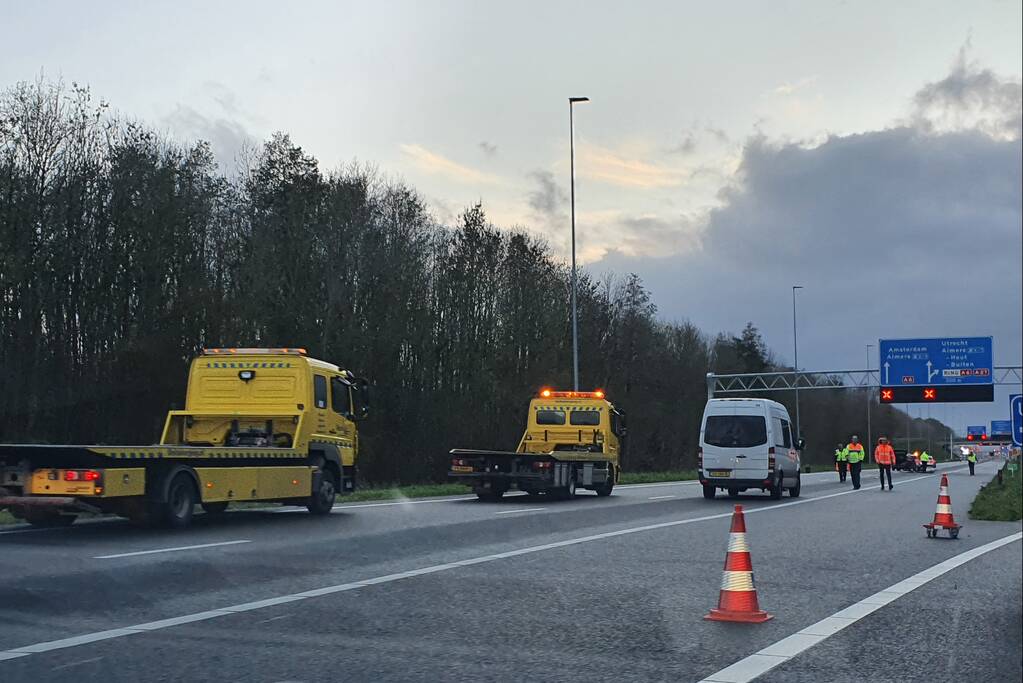 Snelweg afgesloten door ongeval met meerdere voertuigen