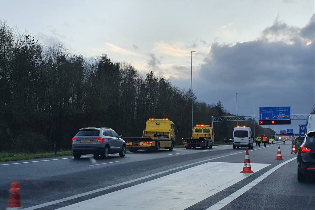 Snelweg afgesloten door ongeval met meerdere voertuigen