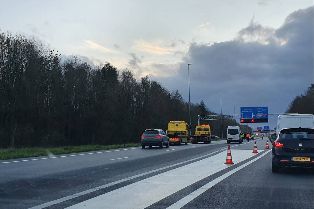 Snelweg afgesloten door ongeval met meerdere voertuigen